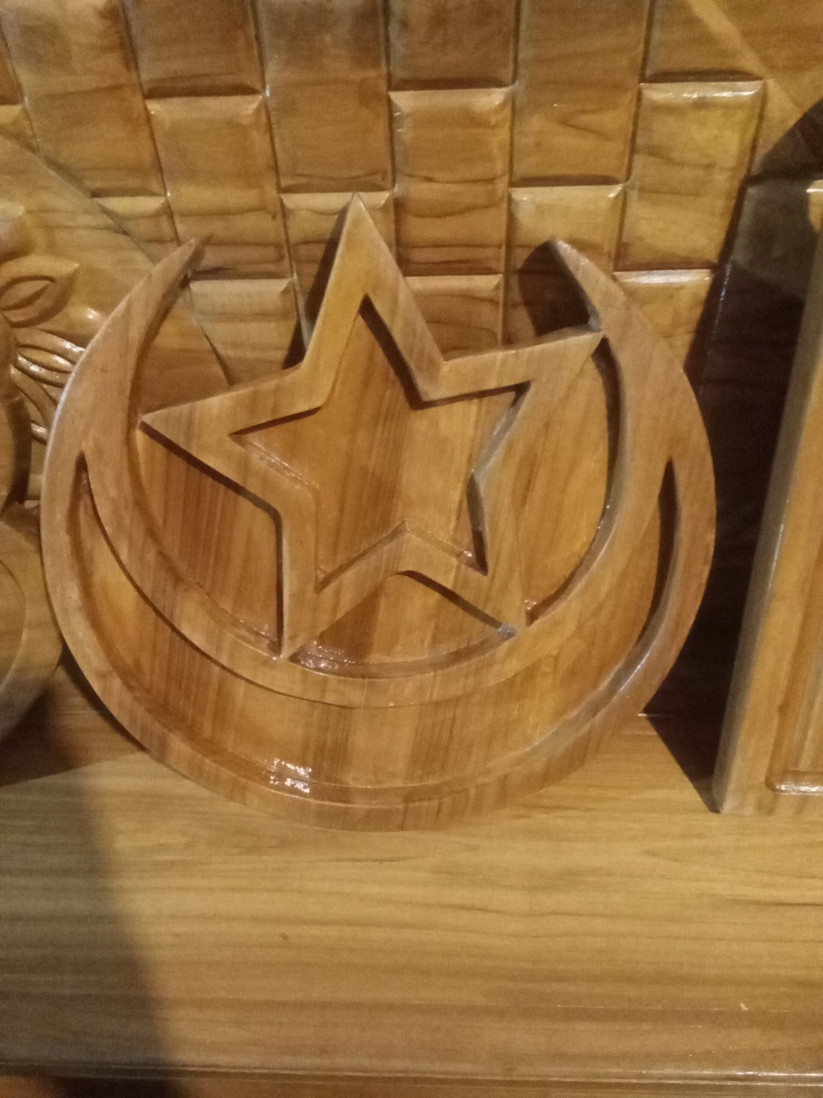 IMG_20260826_200156.jpg Handcrafted Genuine Teak Wood Star Design Serving Platter - Image 1